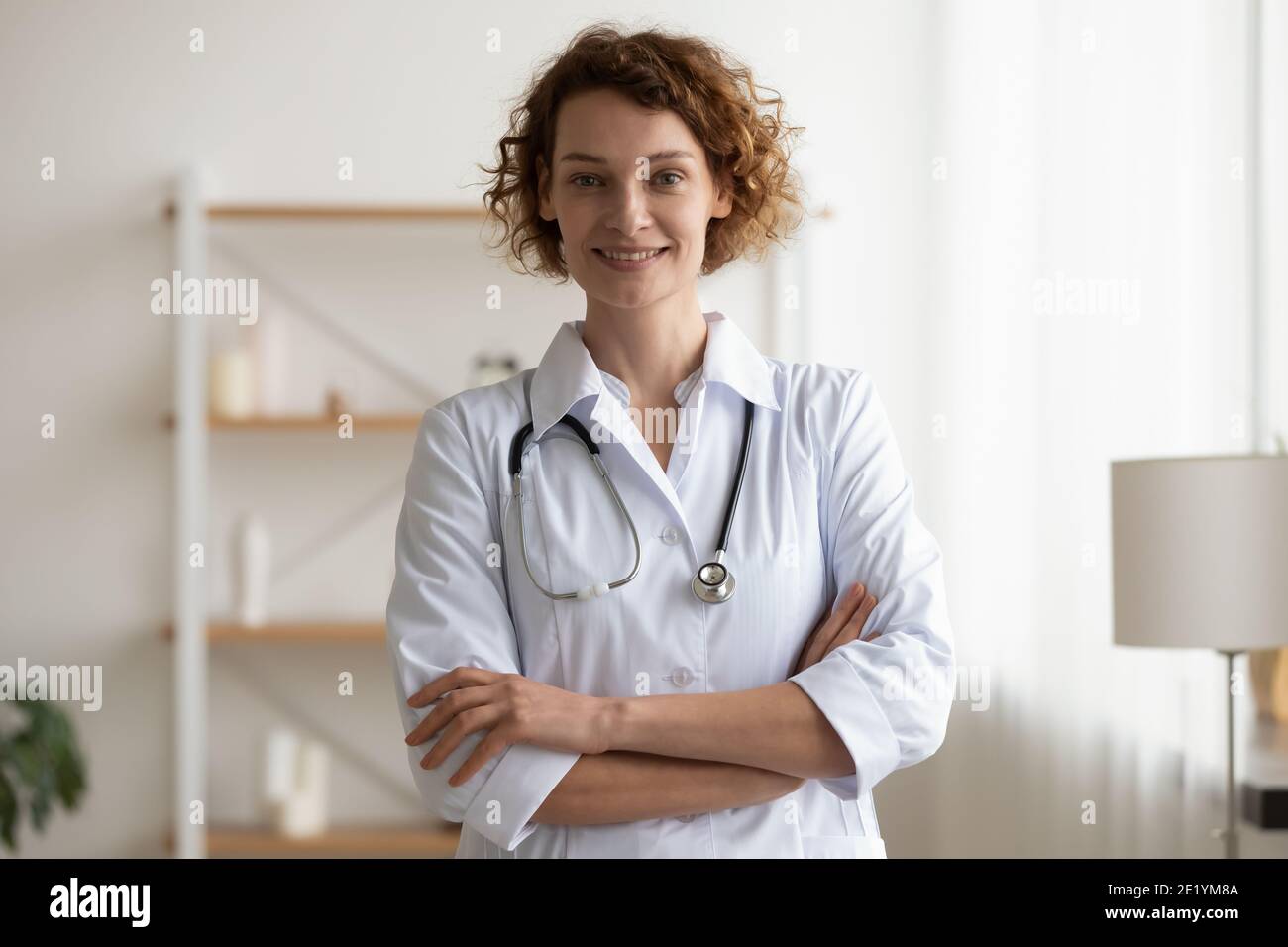 Doctor in white uniform hi-res stock photography and images - Alamy