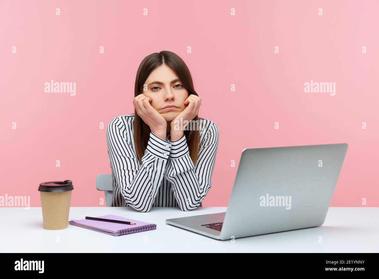 Ленивый сотрудник рисунок. Funny memes work. Усталый сотрудник. Усталый человек за компьютером. Скучно в офисе.