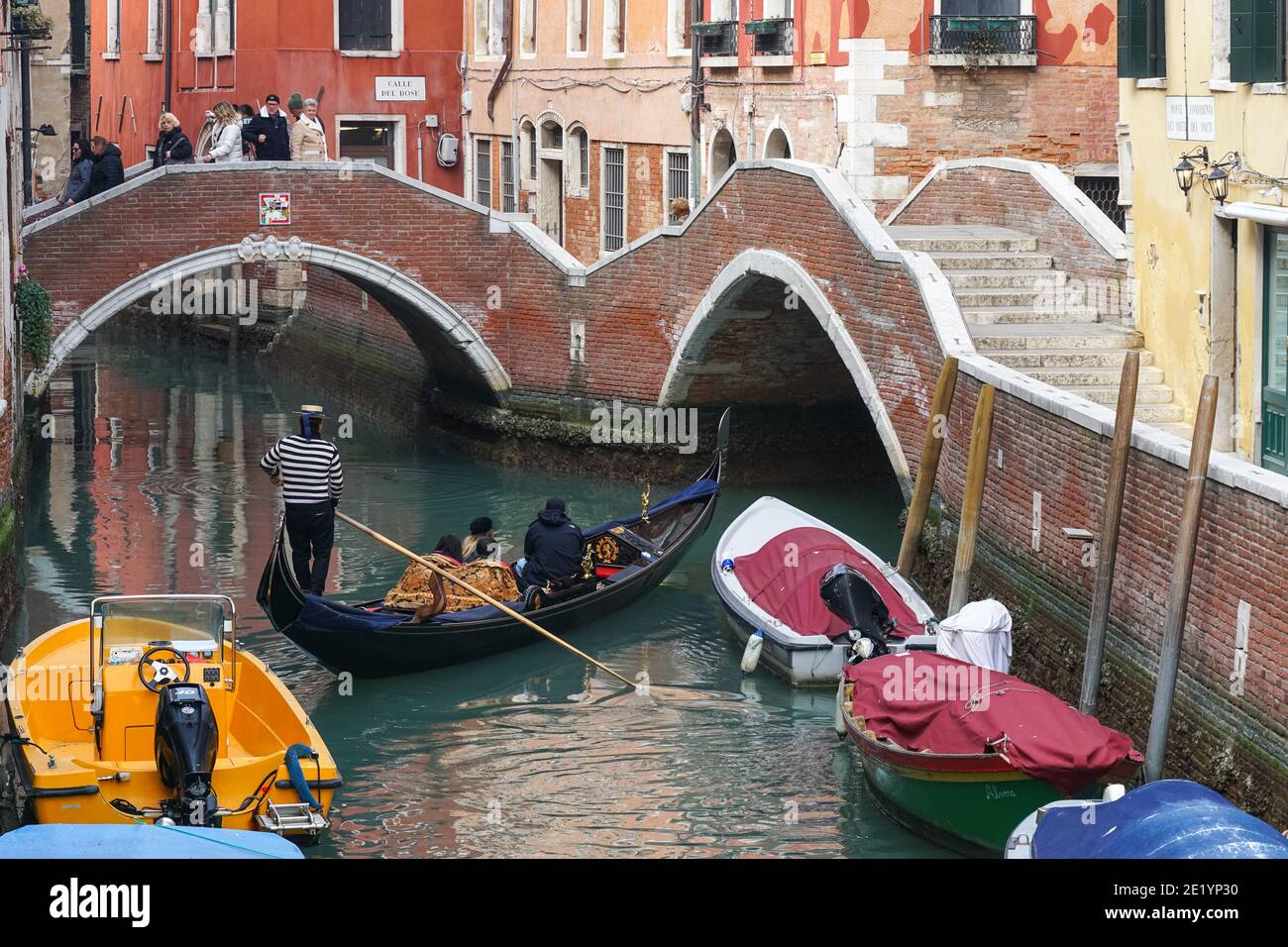 Bridge over canal venetian architecture hi-res stock photography and ...