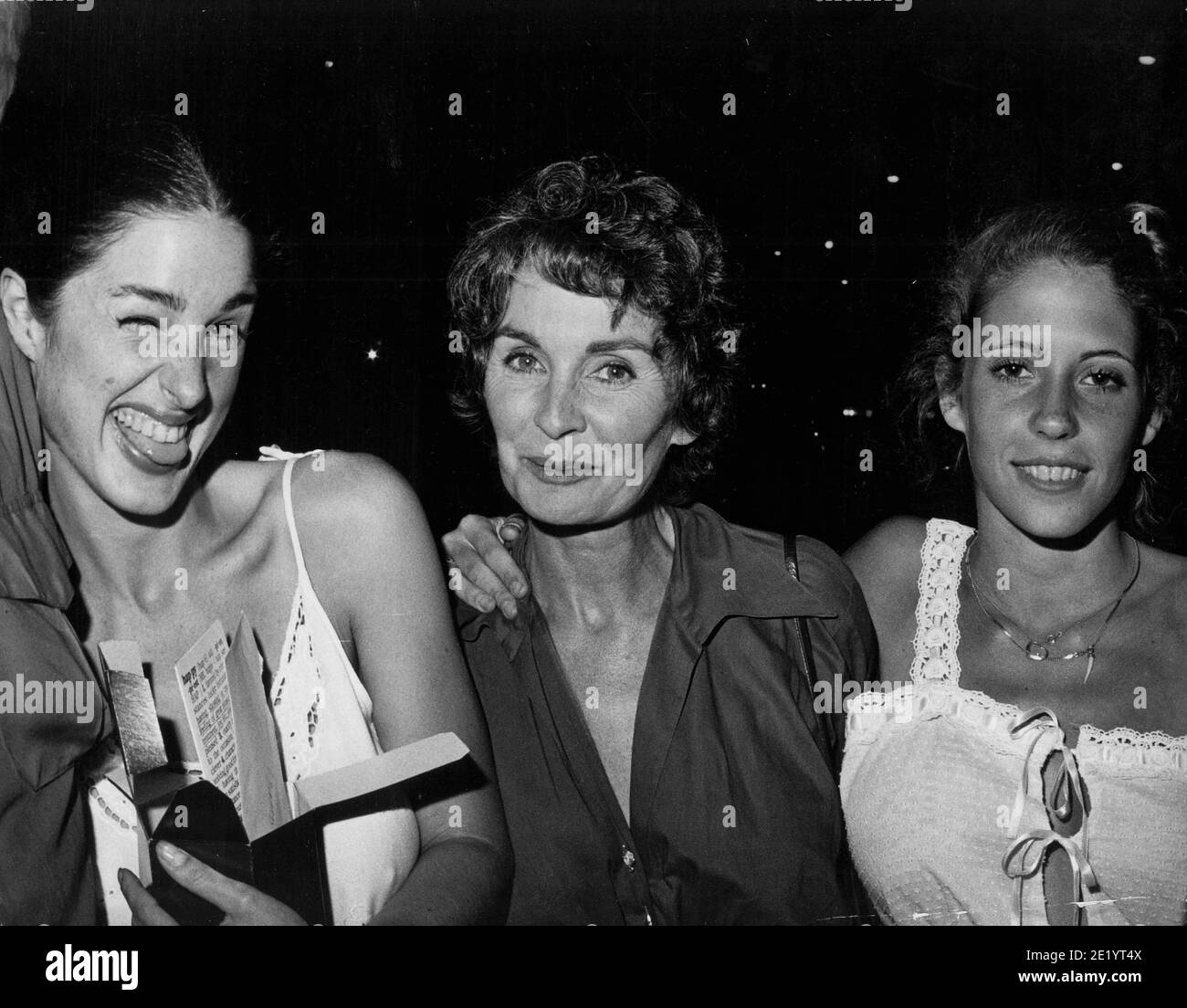 nedsænket Hick Duplikering JEAN SIMMONS WITH HER DAUGHTERS TRACY GRANGER AND KATE BROOKS Credit: Ralph  Dominguez/MediaPunch Stock Photo - Alamy