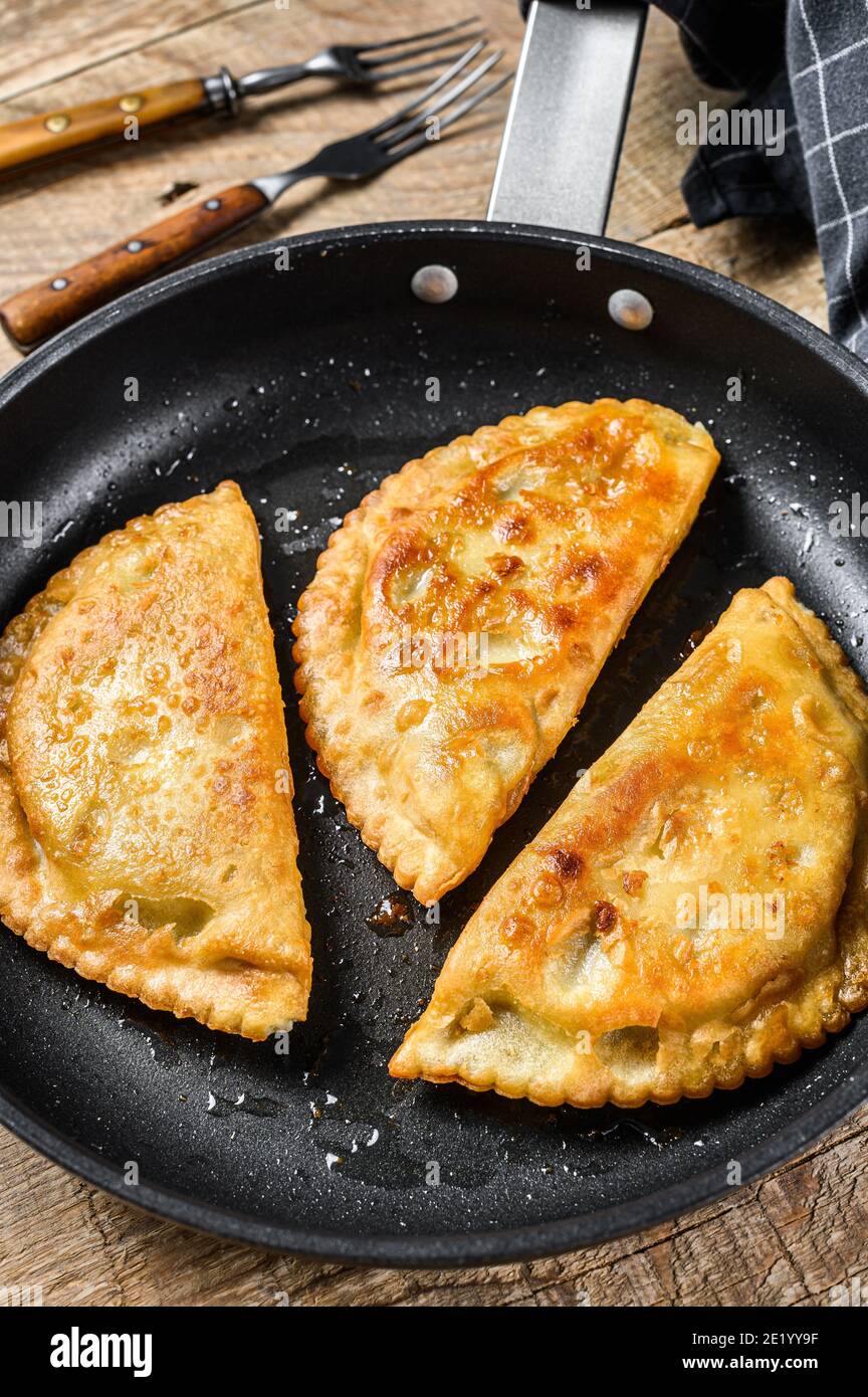 Чебуреки с мясом. Чебуреки пирожки. Грузинский чебурек. Чебуреки чья национальная кухня. Чебуреки с мясом.