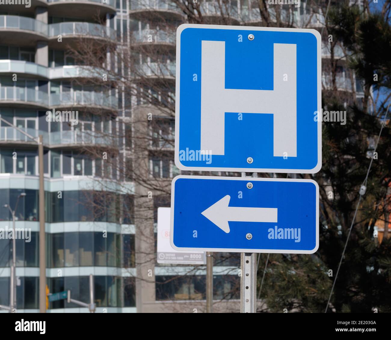 Sign with an H indicating direction to nearest hospital in Ottawa Stock Photo