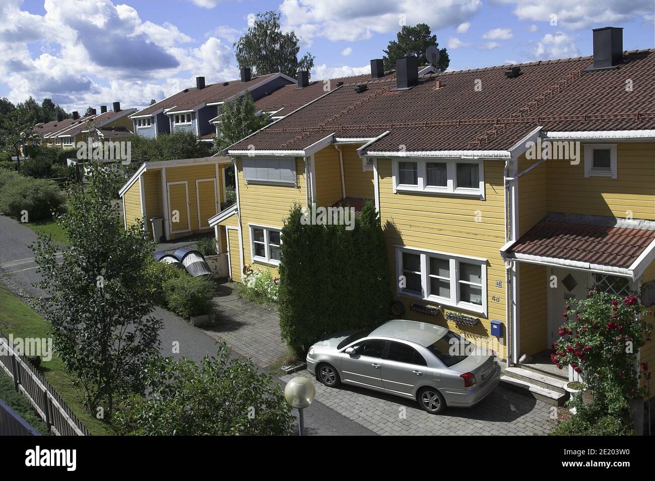 Oslo, Norway, Norwegen; A housing estate - wooden terraced houses. Eine Wohnsiedlung - Reihenhäuser aus Holz. Urbanización - casas de madera. Stock Photo