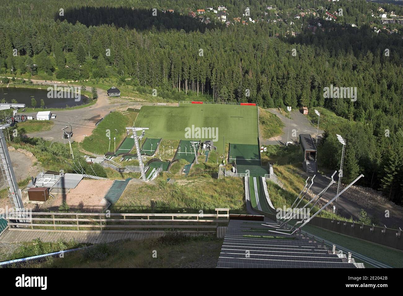Oslo, Norway, Norwegen; Ski jumping hill in summer. Skisprungschanze im Sommer. Skocznia narciarska latem. 夏天跳台滑雪。Holmenkollen Stock Photo
