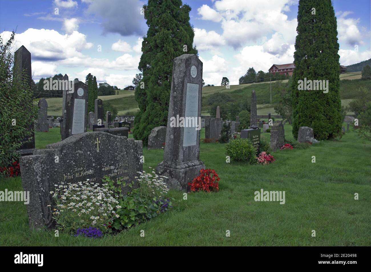 Heddal, Norway, Norwegen; Heddal Stave Church; Stabkirche Heddal; Heddal stavkirke; Old cemetery around the church. Alter Friedhof rund um die Kirche. Stock Photo