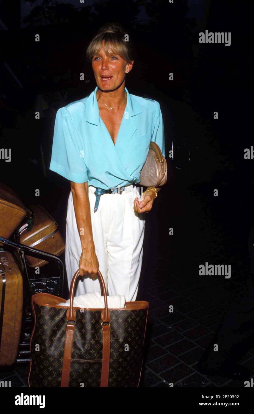 Linda Evans With A Louis Vuitton Bag 1985 Credit: Ralph Dominguez