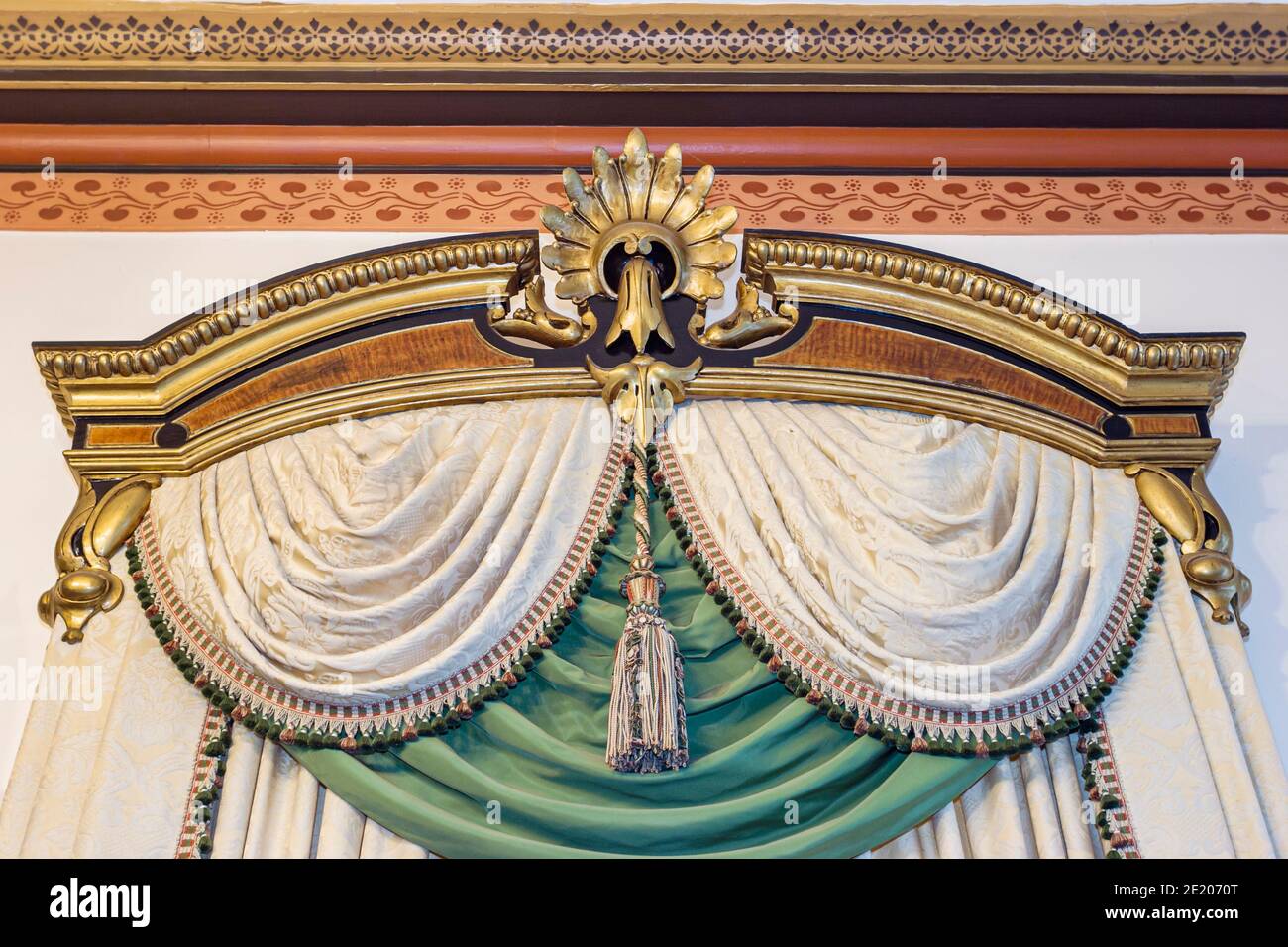 Italianate cornice hi-res stock photography and images - Alamy