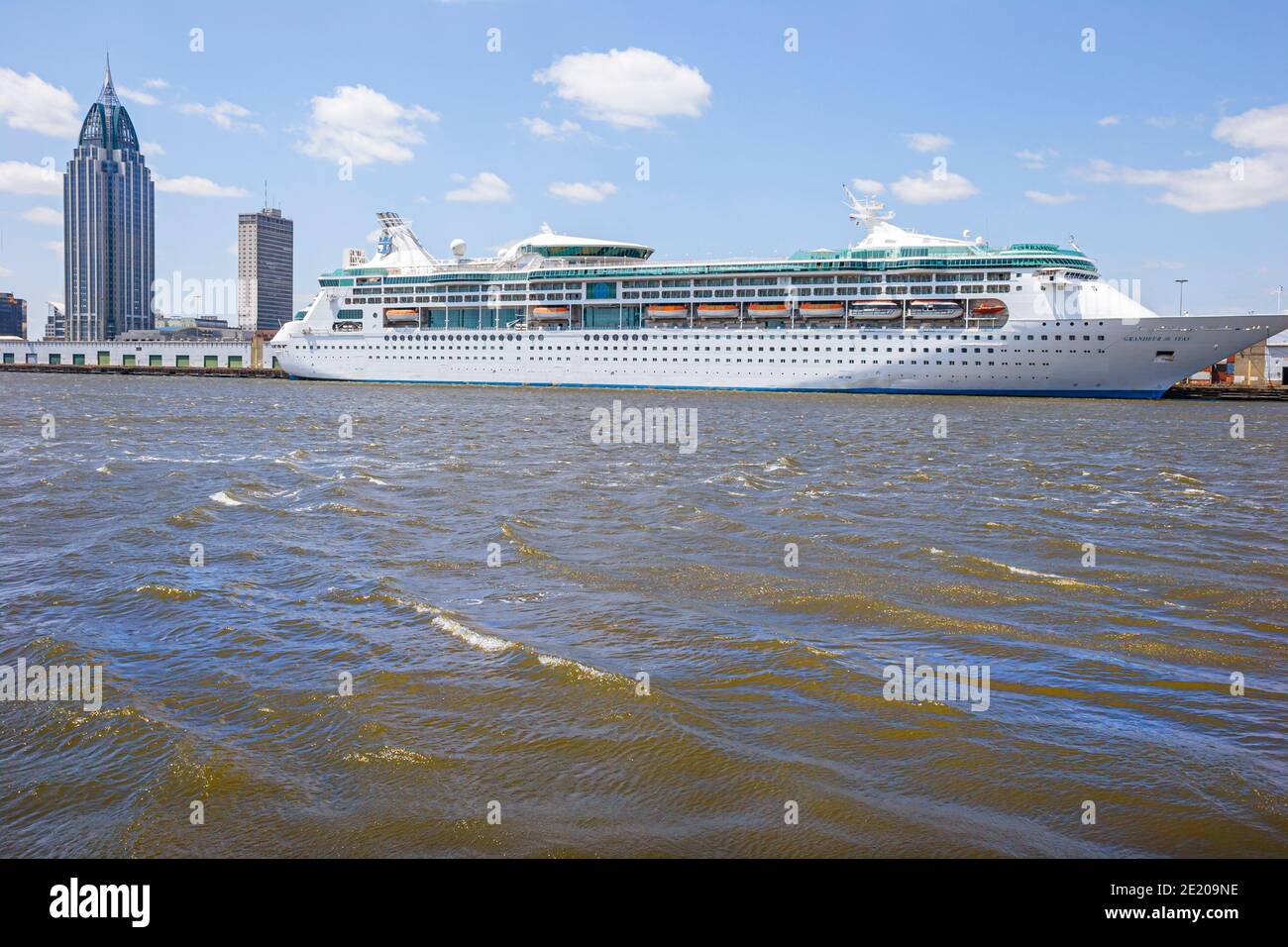 Royal mall ship hi-res stock photography and images - Alamy