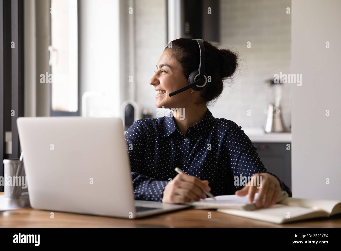 Woman study on note home hi-res stock photography and images - Alamy