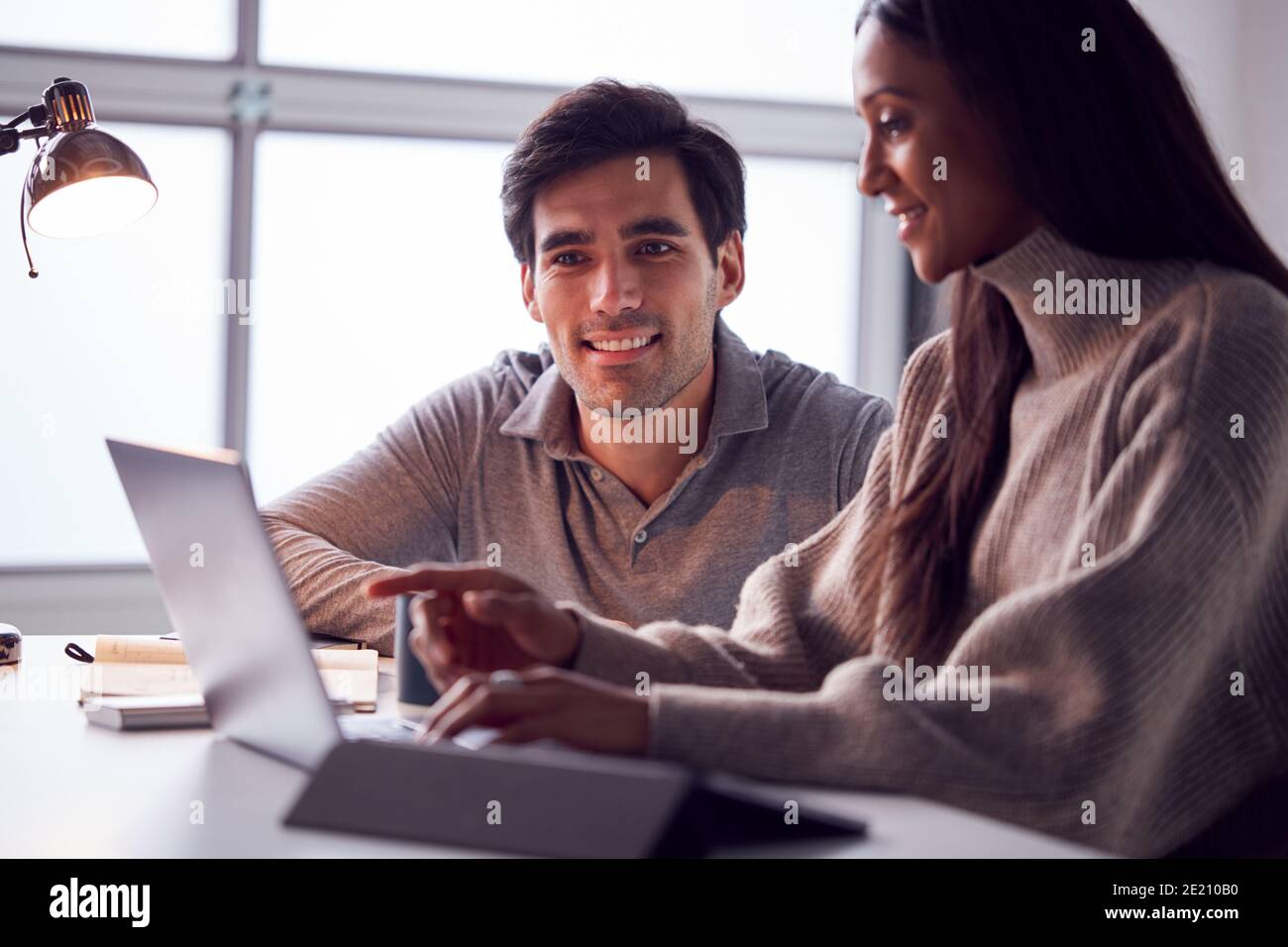 Couple collaborating hi-res stock photography and images - Alamy