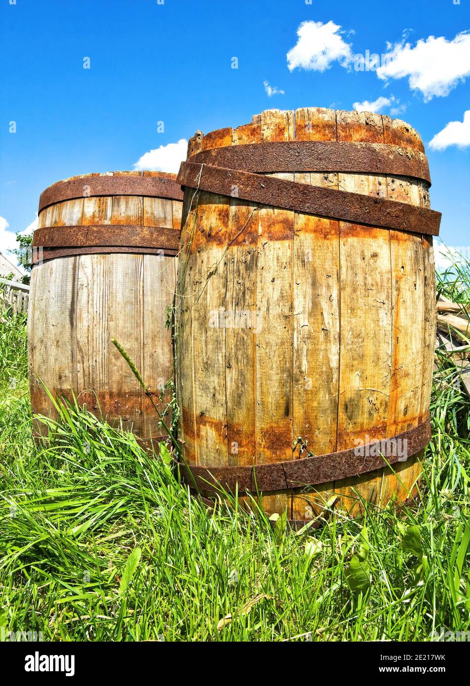 В пустую бочку. В пустую бочку. Бочка с обручем. Бурятские бочки деревянные. Бочонки пластиковые под дерево.