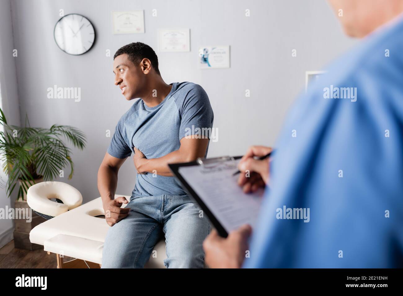 African american pain doctor hi-res stock photography and images - Alamy