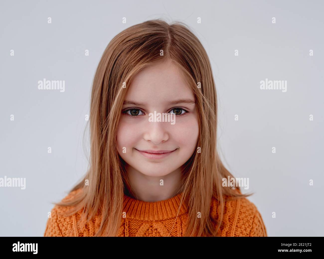 Portrait of little girl smiling at camera Stock Photo - Alamy