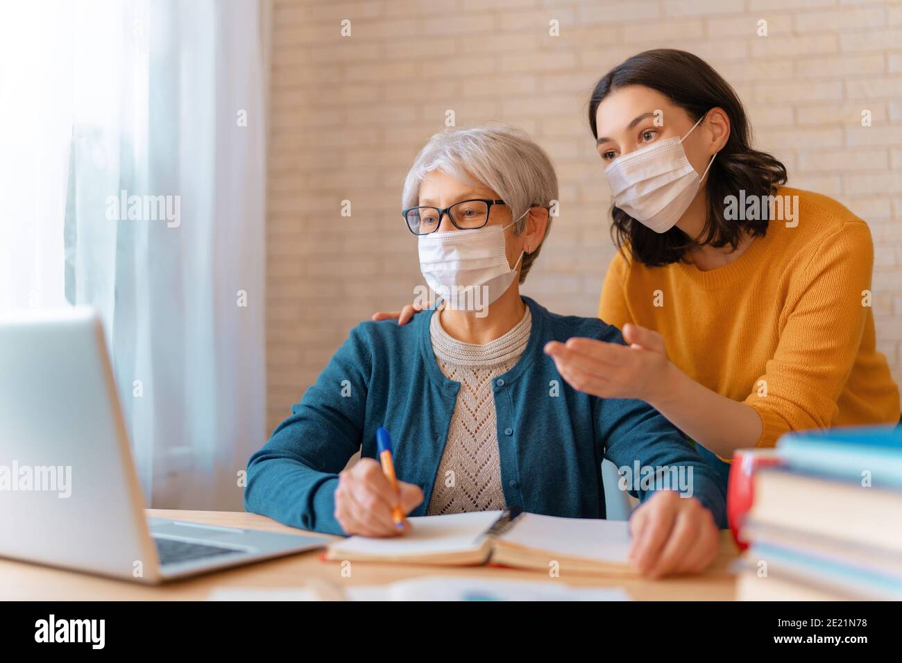 Women not wearing facemasks hi-res stock photography and images - Alamy