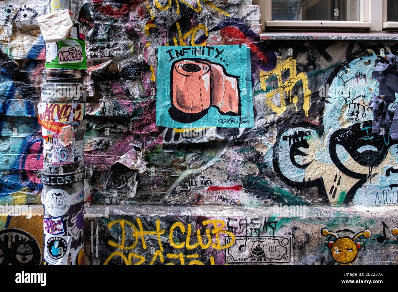 Haus Schwarzenburg, Mitte, Berlin, 10 January 2021. Dilapidated wall & pink toilet roll paste-up by DYR during corona pandemic in tinner courtyard Stock Photo