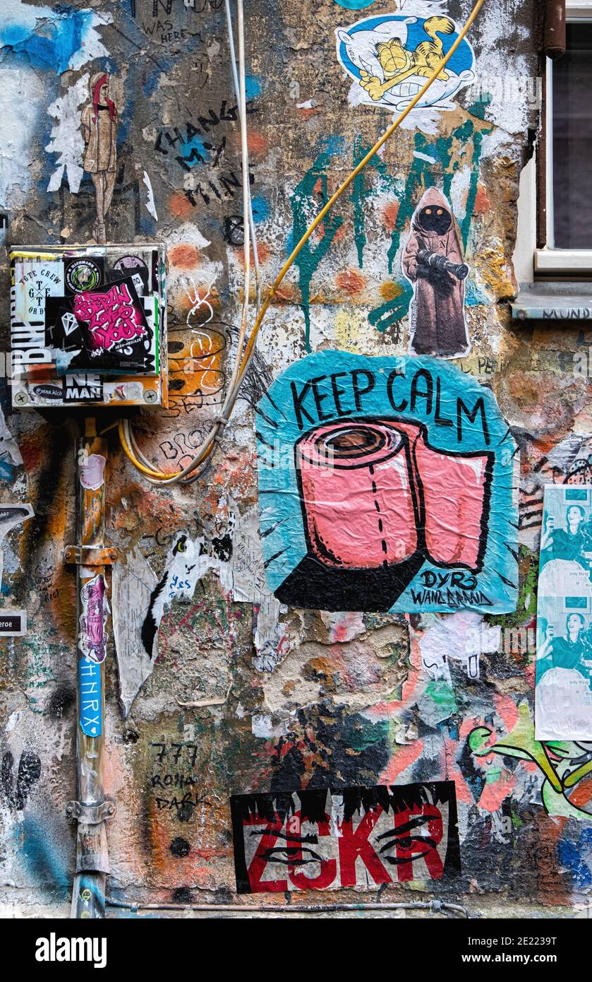 Haus Schwarzenburg, Mitte, Berlin, 10 January 2021. Dilapidated wall & pink toilet roll paste-up by DYR during corona pandemic in tinner courtyard Stock Photo