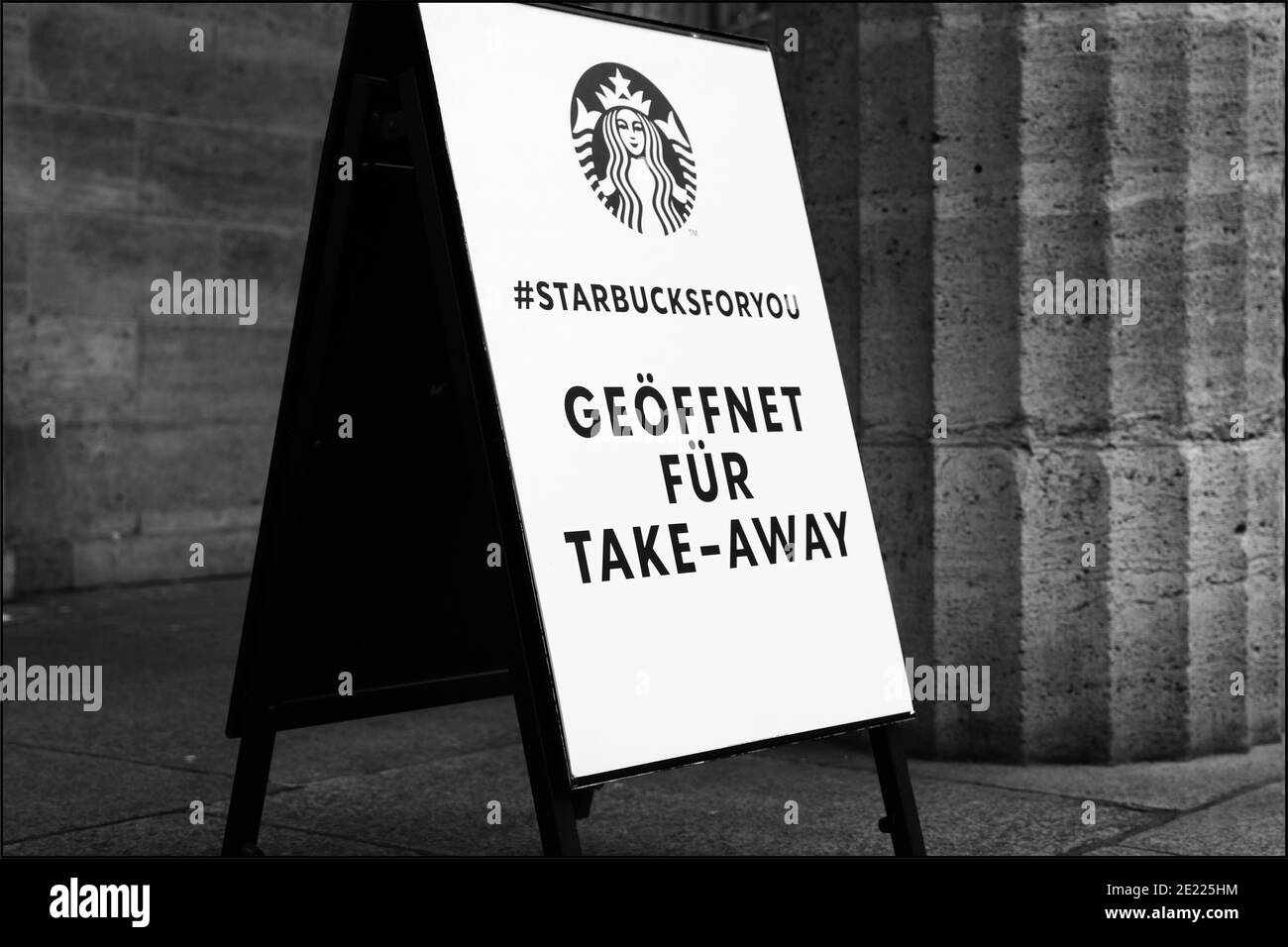 Starbucks in der Hamburger Innenstadt, Lockdown, kein Verzehr im Hause, Deutschland 2021 Stock Photo