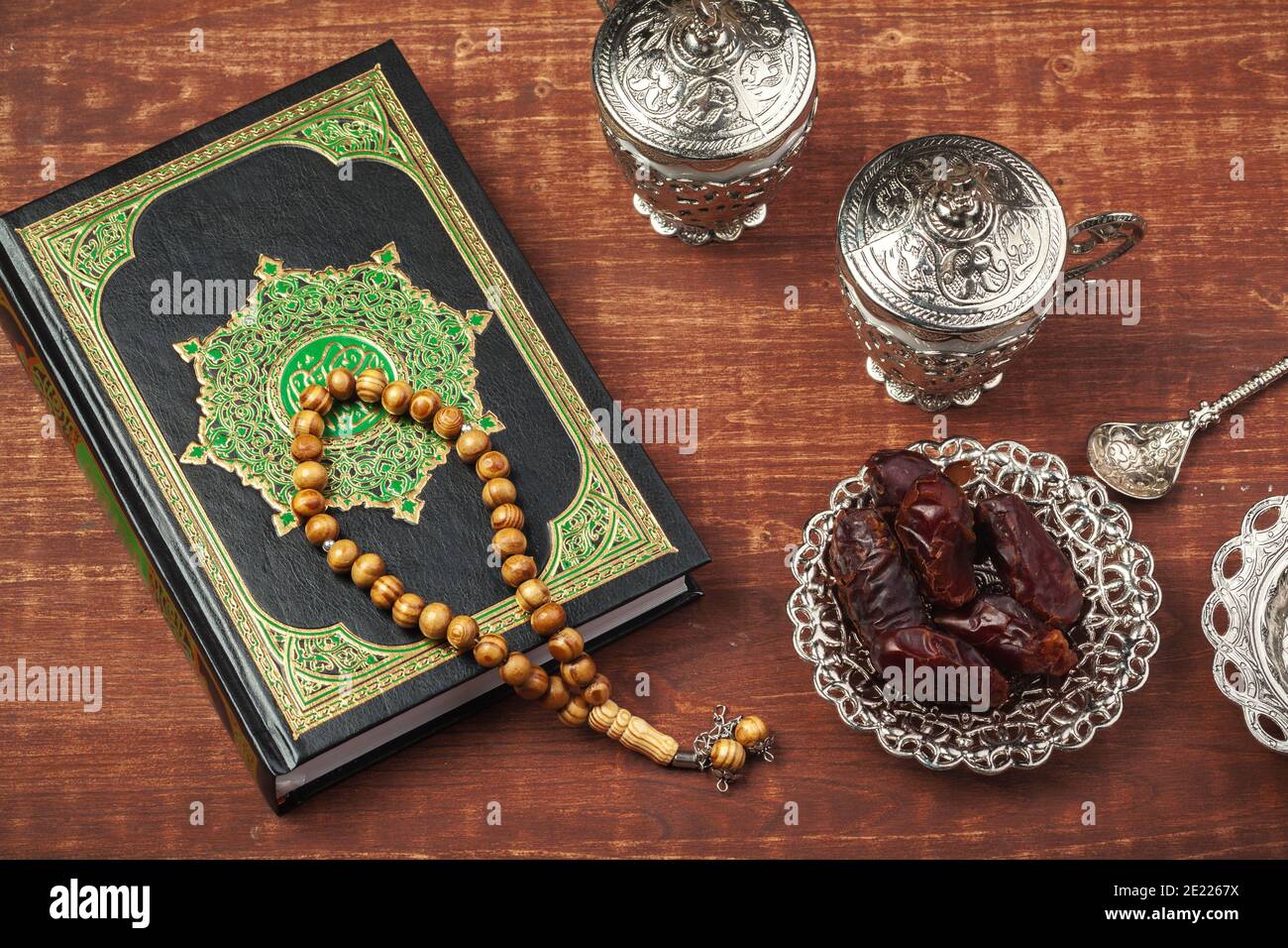 мусульманские напитки. коран вода. коран. рамадан ифтар финики. финики четки.