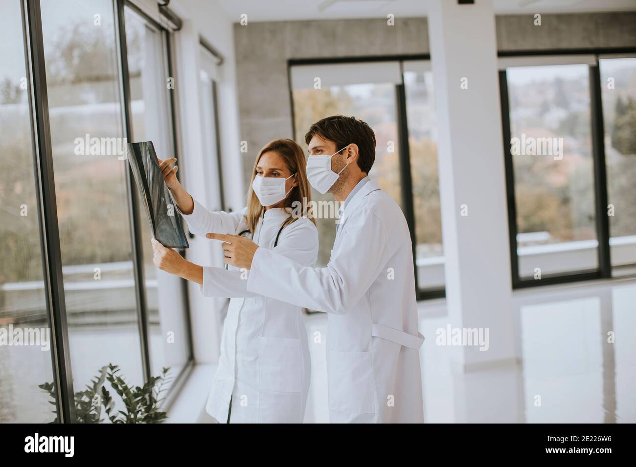 Team doctors looking xray hi-res stock photography and images - Alamy