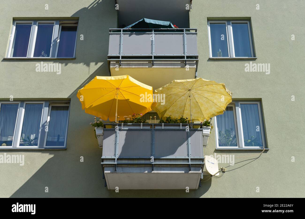 Balkon, Sonnenschirm, Guertelstrasse, Weissensee, Pankow, Berlin, Deutschland Stock Photo