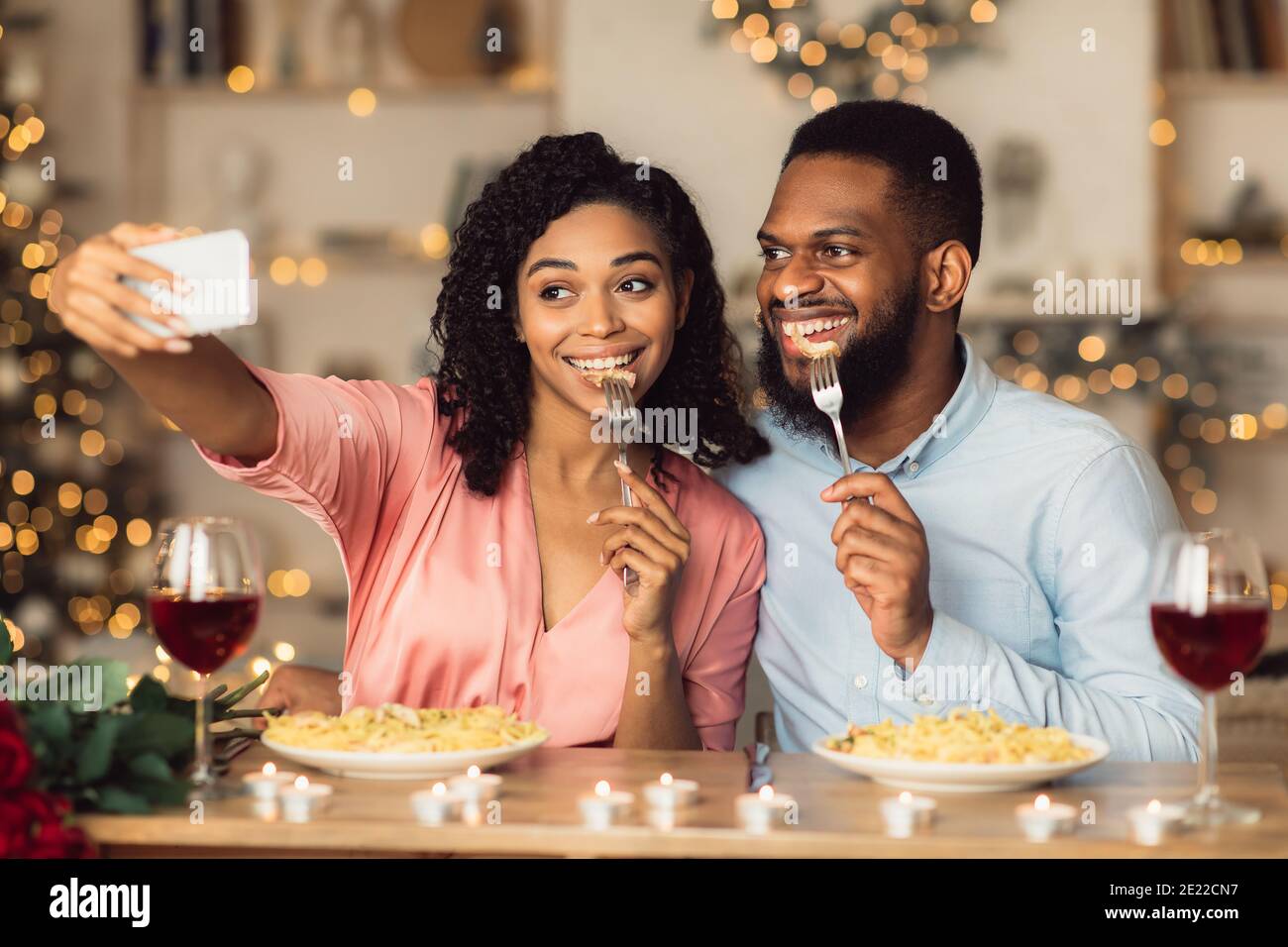 Black woman taking selfie hi-res stock photography and images - Alamy