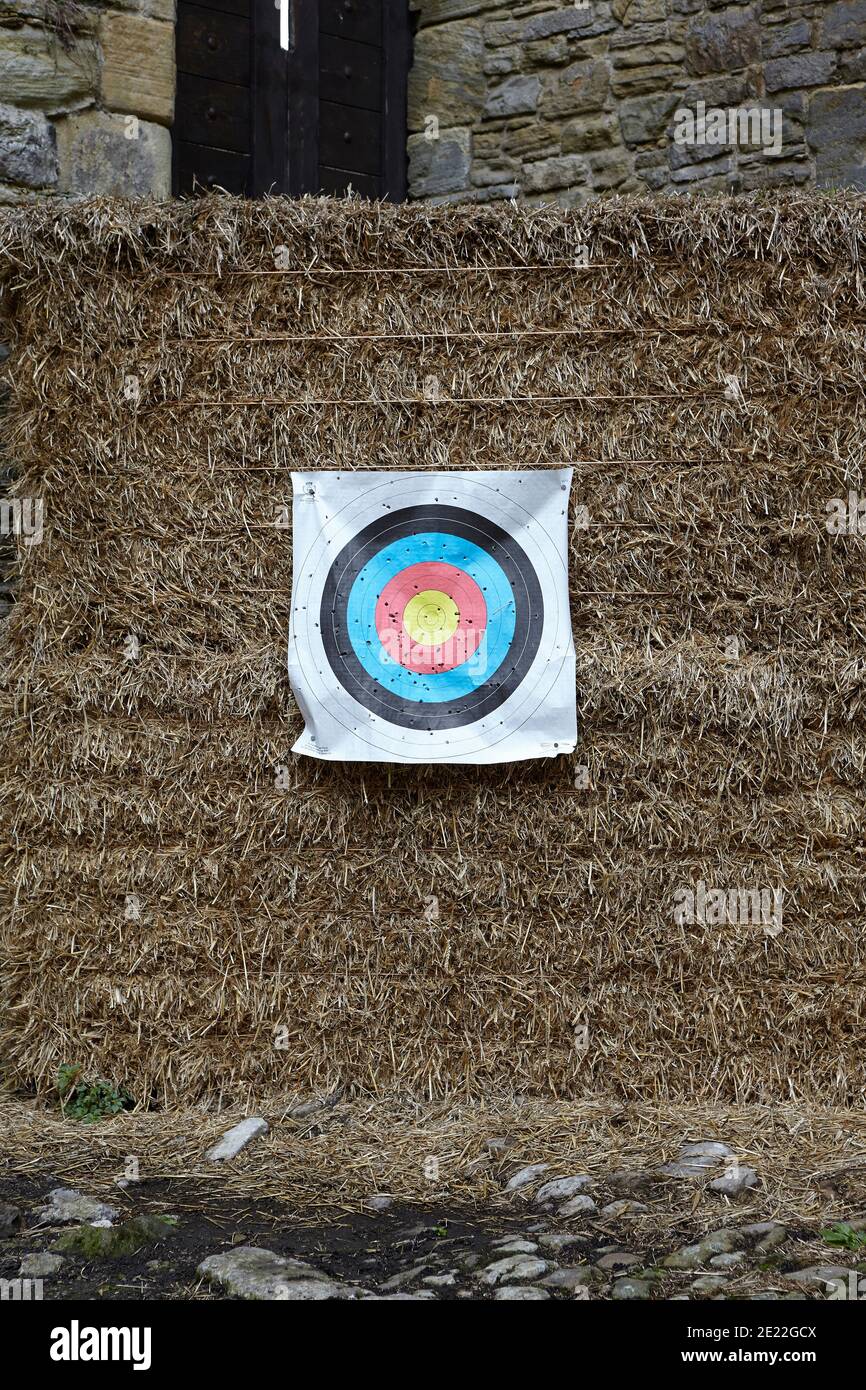 Archery aim target hires stock photography and images Alamy