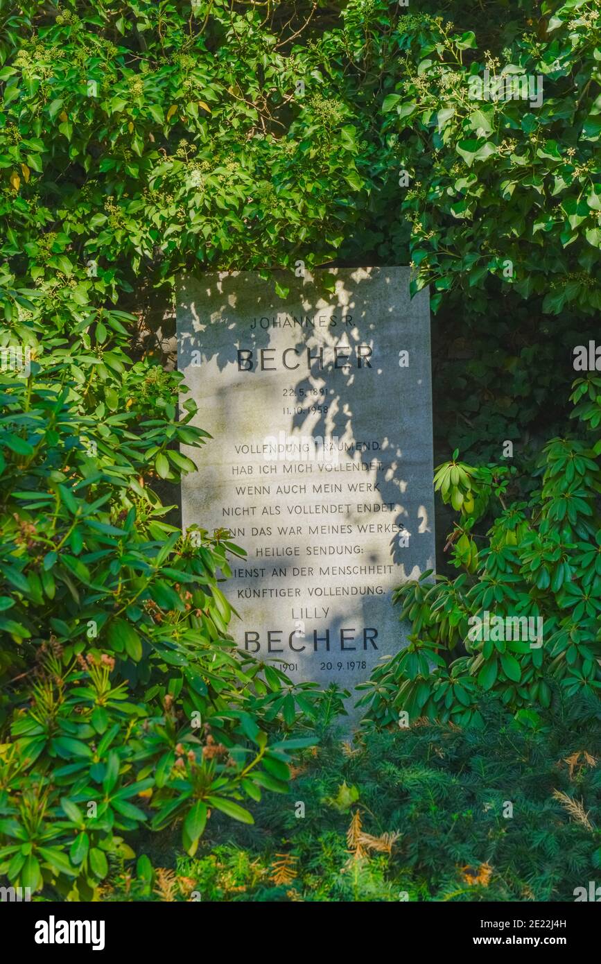 Grab, Johannes R. Becher, Dorotheenstaedtischer Friedhof, Chausseestrasse, Mitte, Berlin, Deutschland Stock Photo