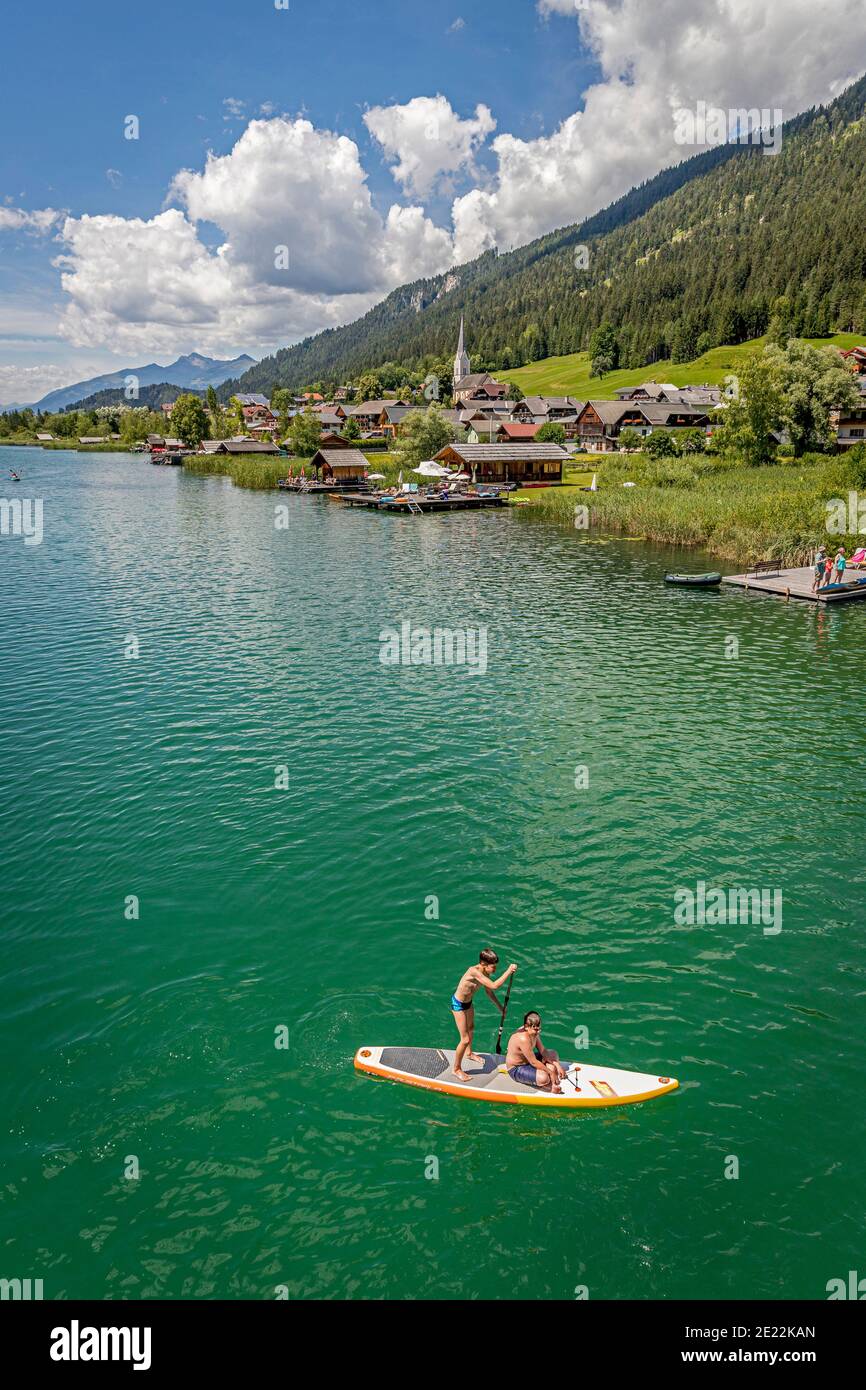 Glacial lake Weissensee / Weißensee and view over the village Techendorf in summer, district of Spittal an der Drau, Carinthia / Kärnten, Austria Stock Photo