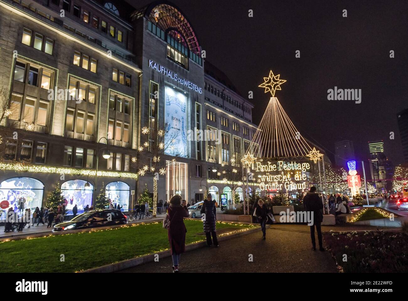 Kadewe von außen im Lichterglanz. Weihnachts-Shopping auf dem Tauentzien am 12.12.2020 Schöneberg, Berlin, Deutschland Stock Photo