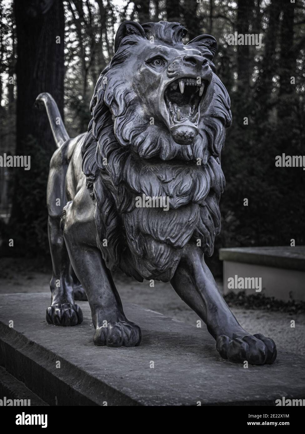 Lion roar sculpture art hi-res stock photography and images - Alamy