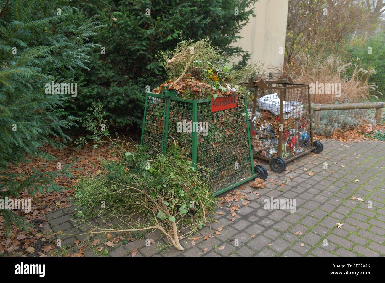 Behälter Müll und Kompost, Friedhof Eythstraße, Tempelhof, Berlin, Deutschland Stock Photo