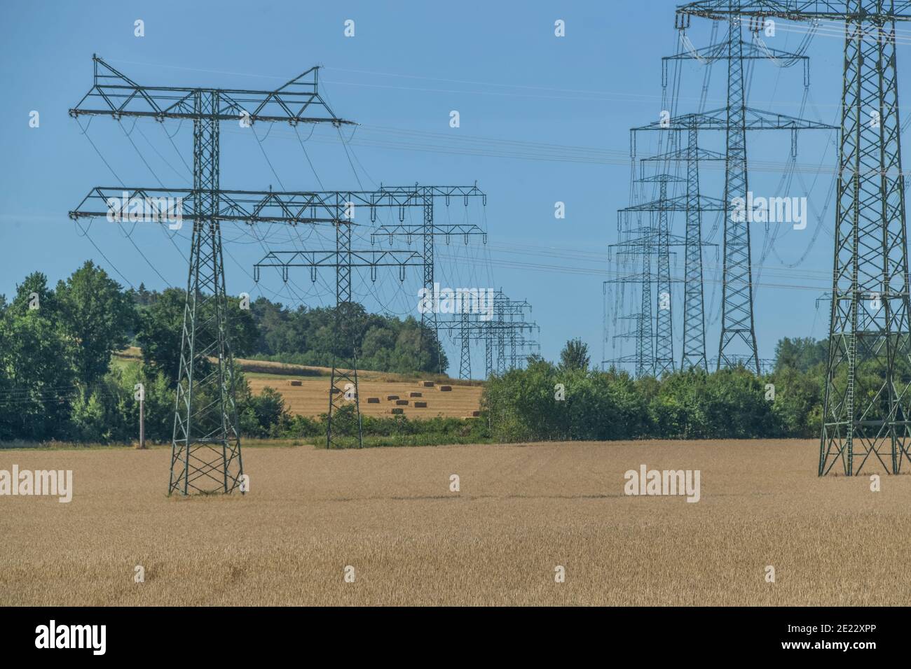 Stromleitungen nahe Großhartau , Sachsen, Deutschland Stock Photo