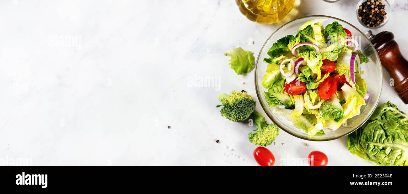 Fresh green organic salad with lattuce, tomatoes and onion Stock Photo