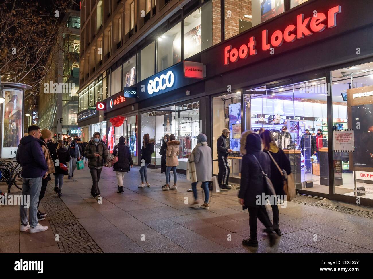 Weihnachts-Shopping auf Tauentzien am 12.12.2020 Charlottenburg, Berlin, Photo -