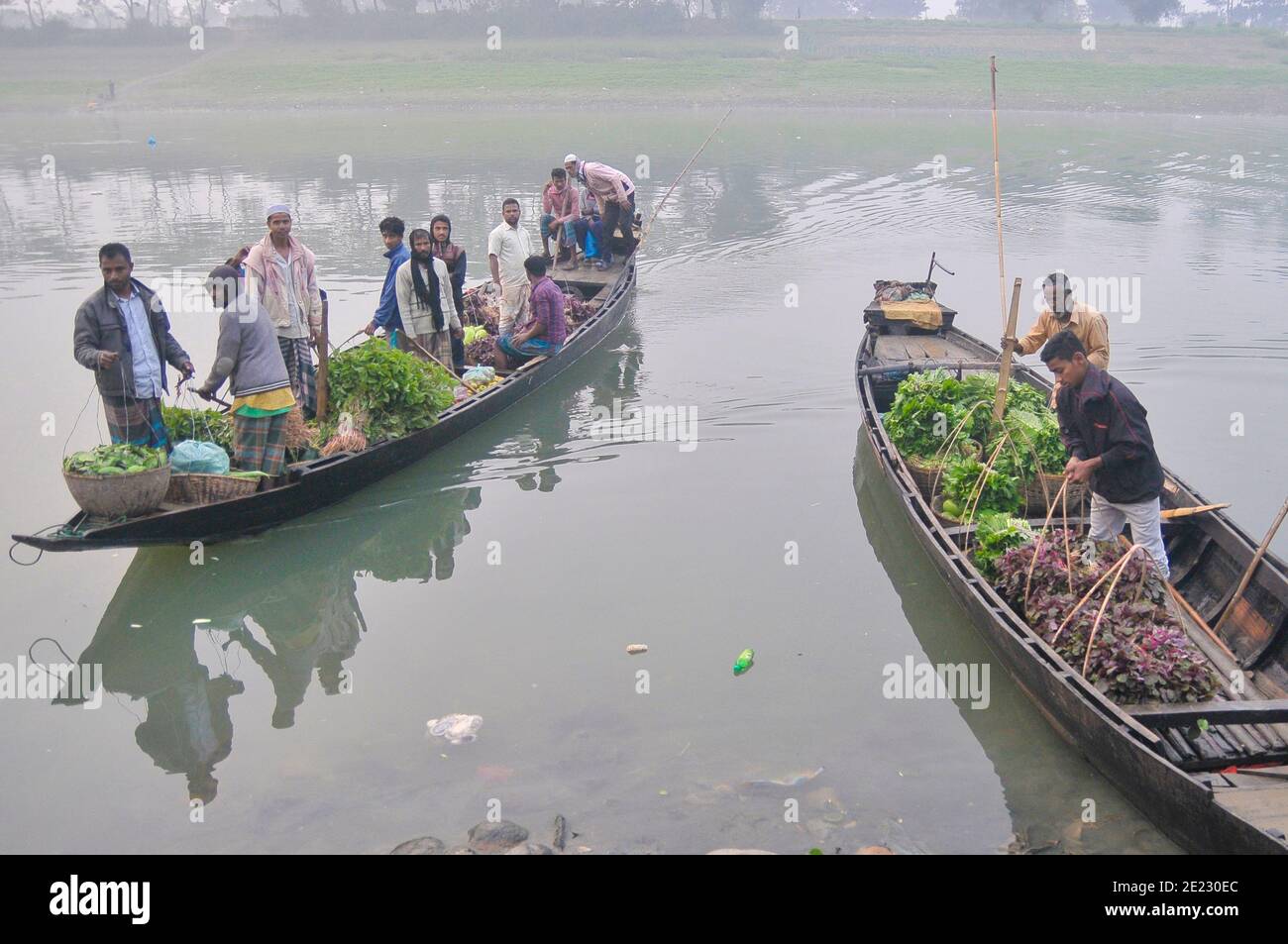 Farmers from rural areas bring their vegetables on boat to the nearest  market on a foggy winter morning. Sylhet, Bangladesh Stock Photo - Alamy
