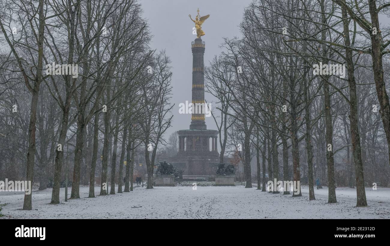 Berlin 03.01.2021: Spaziergang winterlich, Schnee, Fasanerieallee, Siegessäule, Grosser Tiergarten, Park, Berlin, Deutschland Stock Photo