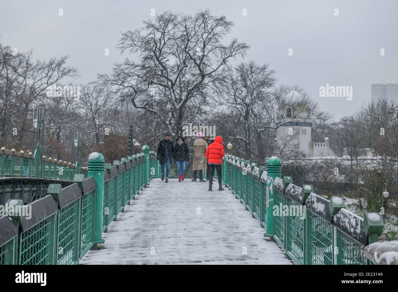 Berlin 03.01.2021: Spaziergang winterlich, Schnee, Lichtensteinbrücke, Grosser Tiergarten, Park, Berlin, Deutschland Stock Photo