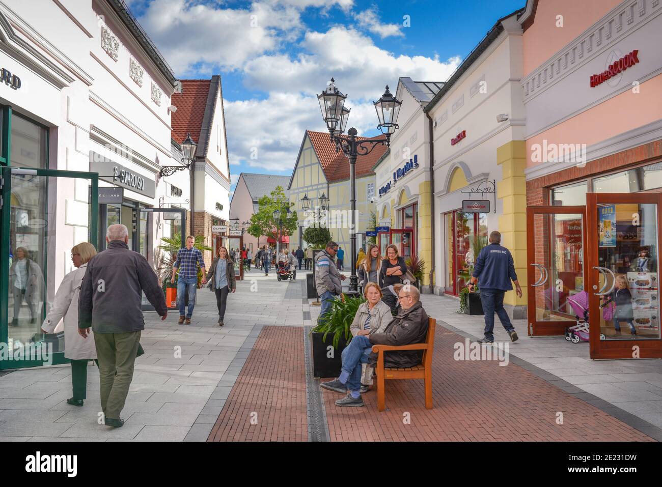 Designer outlet hi-res stock photography and images - Page 11 - Alamy