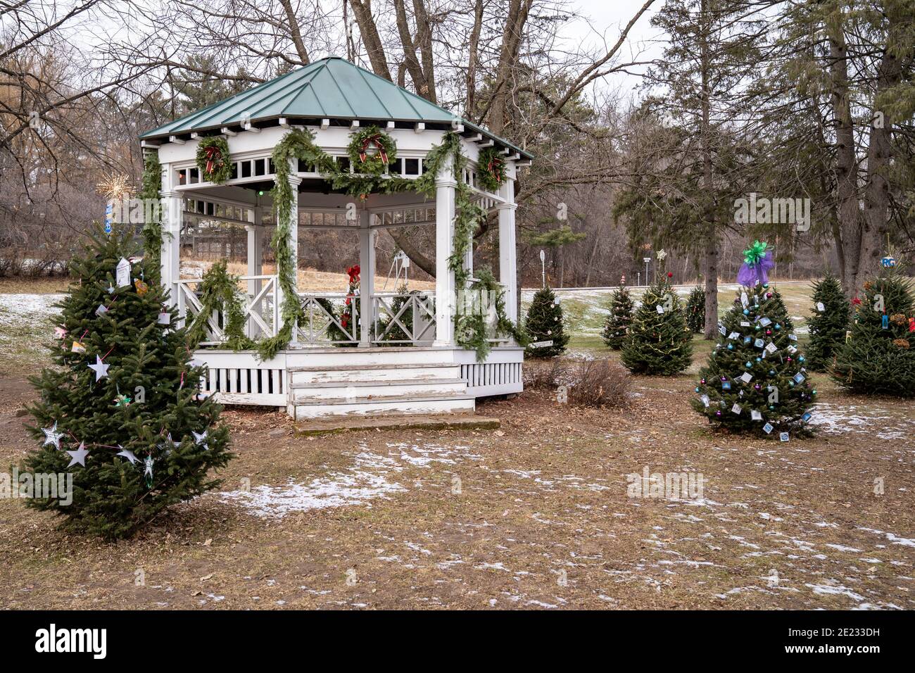 Gazebo christmas decorations hi-res stock photography and images - Alamy