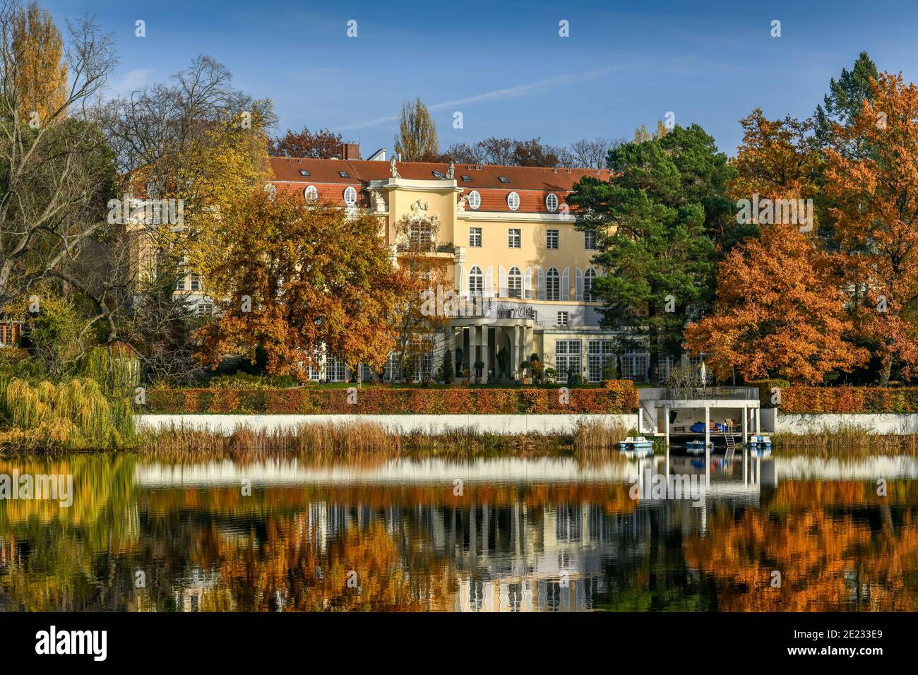 Villa Konschewski, Hundekehlesee, Grunewald, Berlin, Deutschland Stock Photo