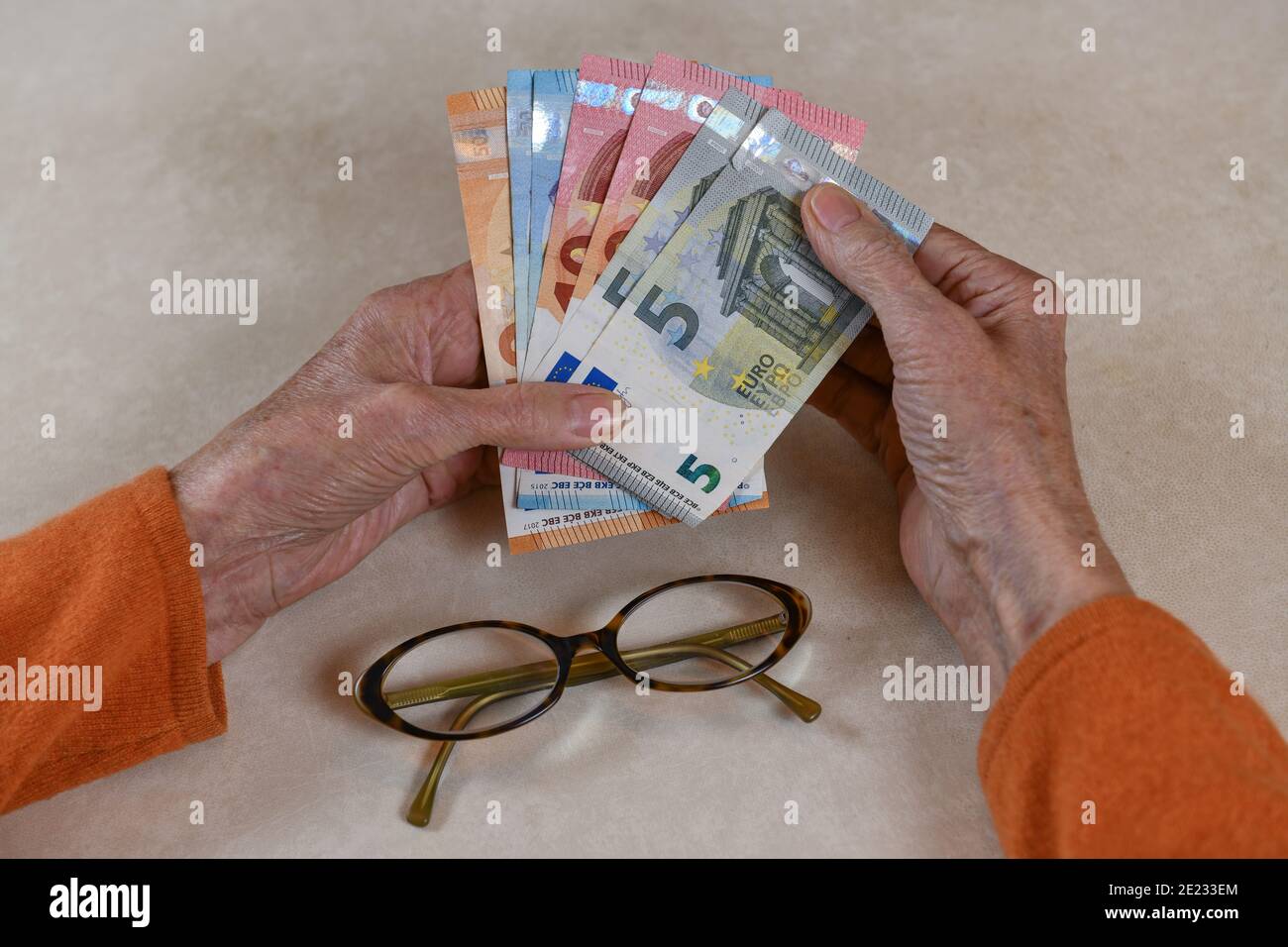 Symbolfoto, Rente, Seniorin, Haende, Geld Stock Photo
