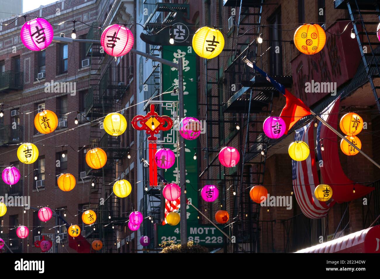 New York City, NY, USA, Chinese People Shopping in Chinatown Neighborhood,  Gift Shop Front Manhattan, immigrant labor Stock Photo - Alamy