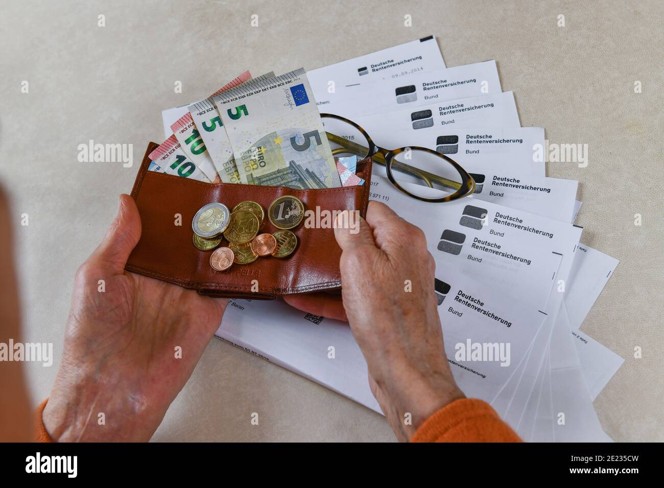 Symbolfoto, Rente, Seniorin, Haende, Geld, Portemonnaie, Rentenbescheid Stock Photo