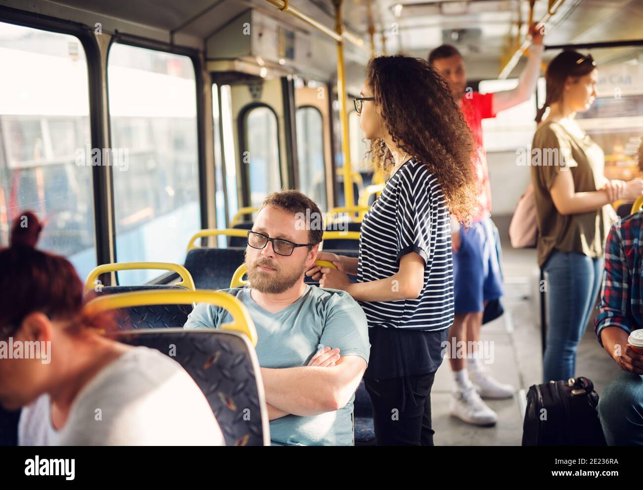 Дети пассажиры общественного транспорта. Автобус. Люди в автобусе картинки. Общение в транспорте. Люди в автобусе картинки.