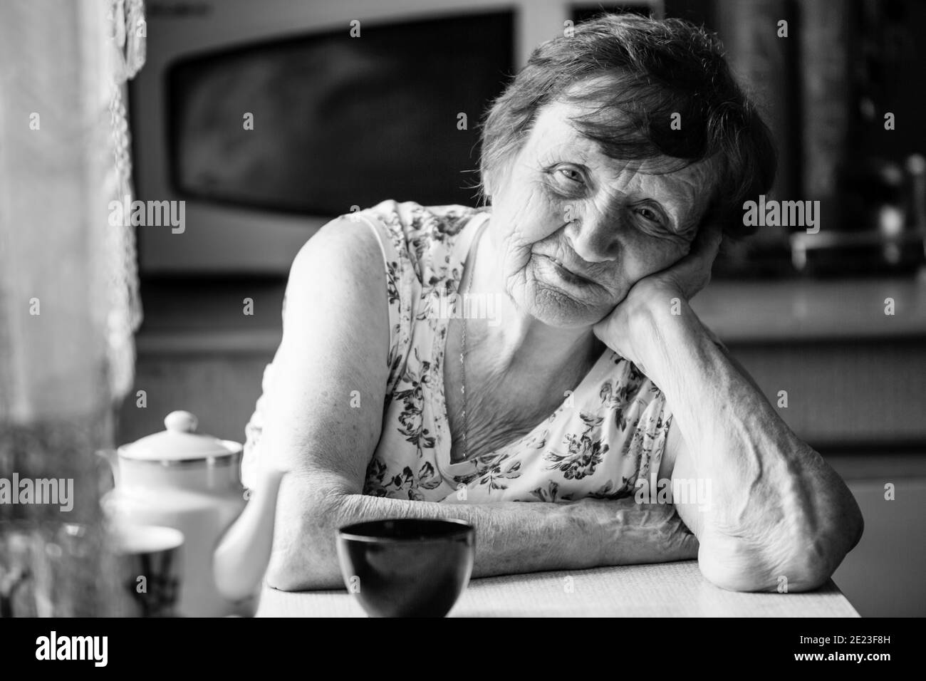 Mature black woman worried home hi-res stock photography and images - Alamy