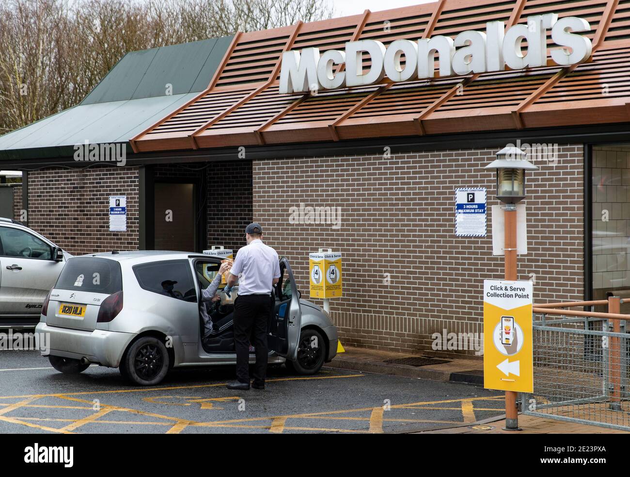 Mcdonald's staff uk hi-res stock photography and images - Alamy