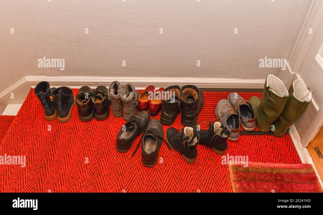 Schuhe, Hausflur Stock Photo - Alamy