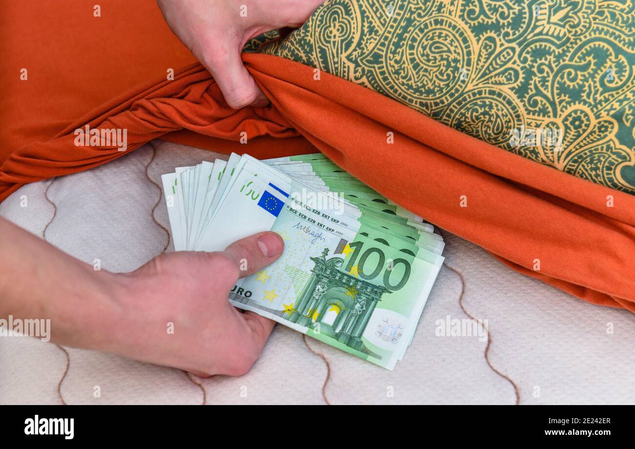 Symbolfoto, Geld, Versteck, Bett, Matratze Stock Photo