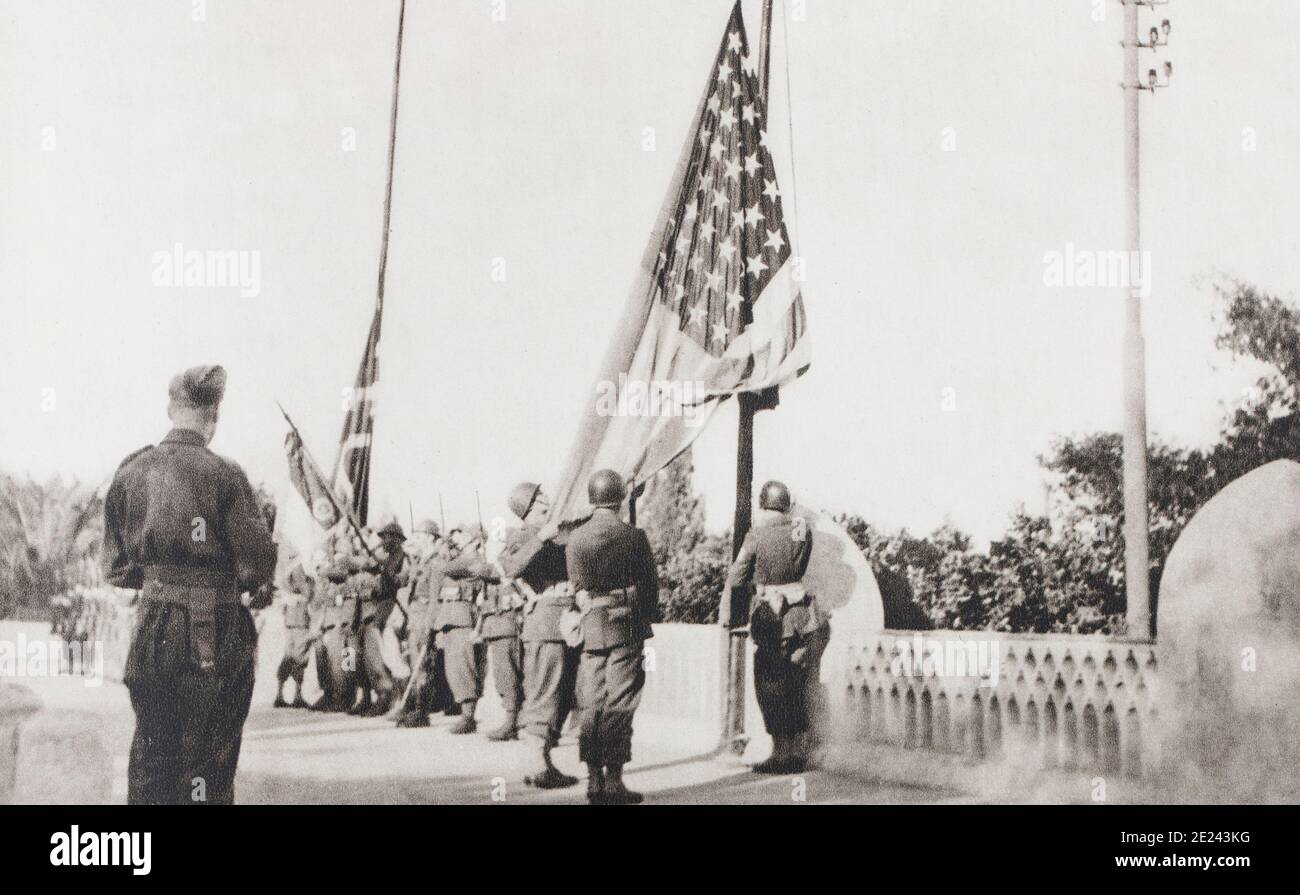 The American and British armies disembark in North Africa. The 'Old Glory' is raised on the American headquarters in Algiers (November 1942). Stock Photo