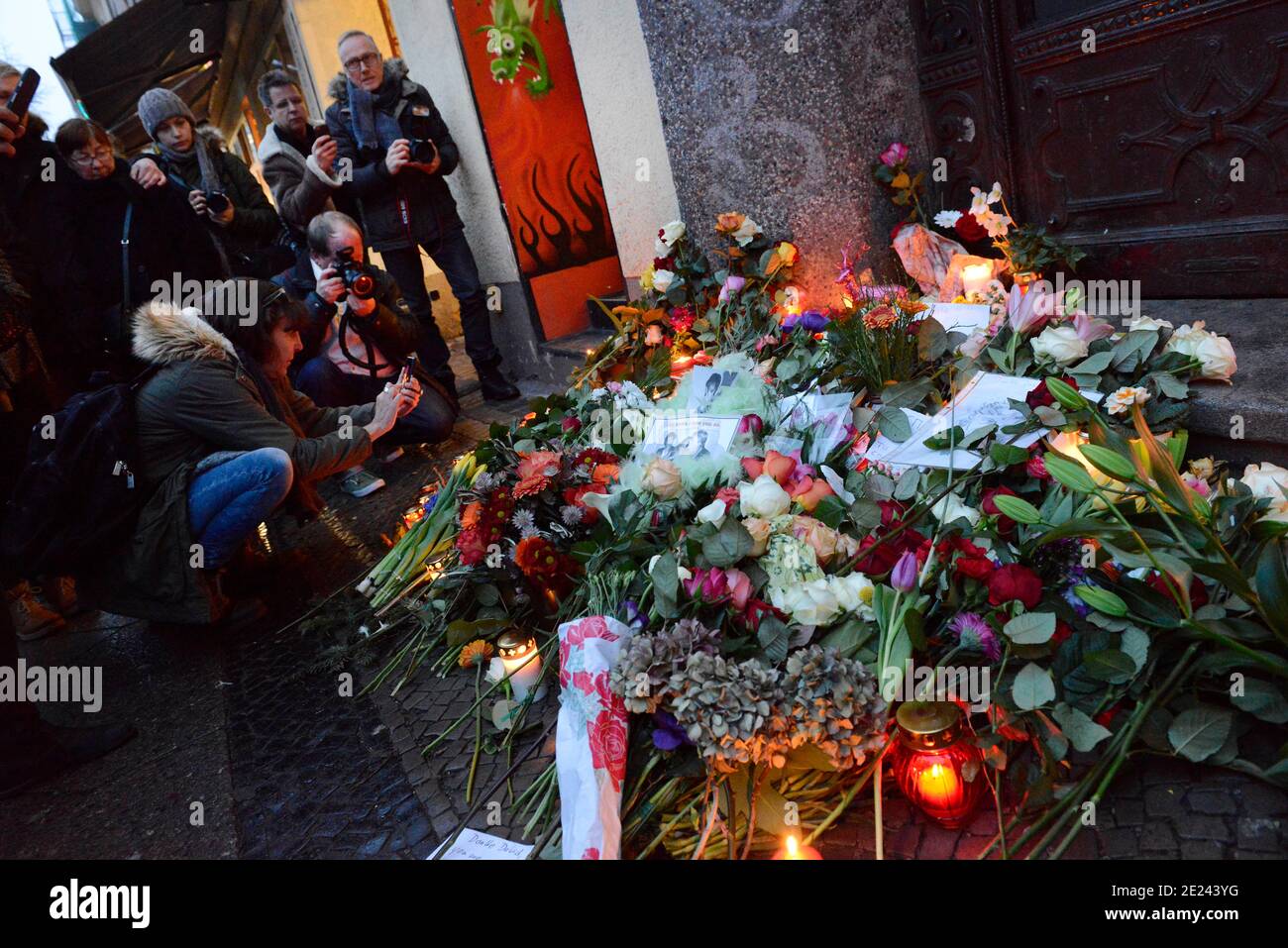 Berlin 11.01.2016. Bowies Berliner Domizil: In dem Altbau an der Hauptstrasse 155 wohnte der Künstler. Ca. 30 bis 50 Leute trauern. Grabkerzen. Gesäng Stock Photo